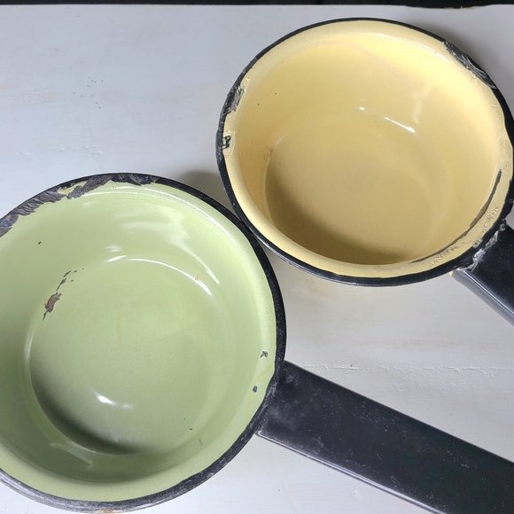 2 Vintage 5" Enamel pans with black handle yellow and green - Picture 4 of 7